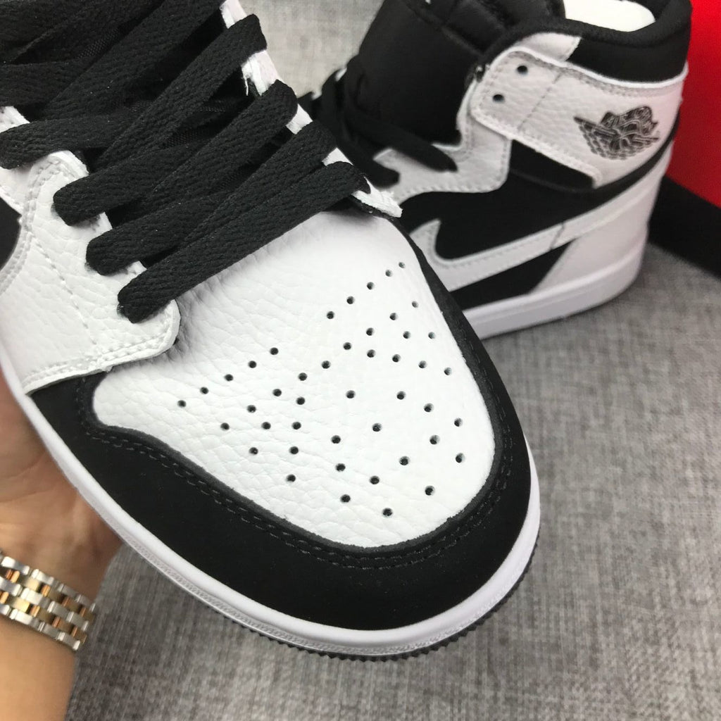 Jordan Air Jordan 1 High Black and White Sneakers 554724-113