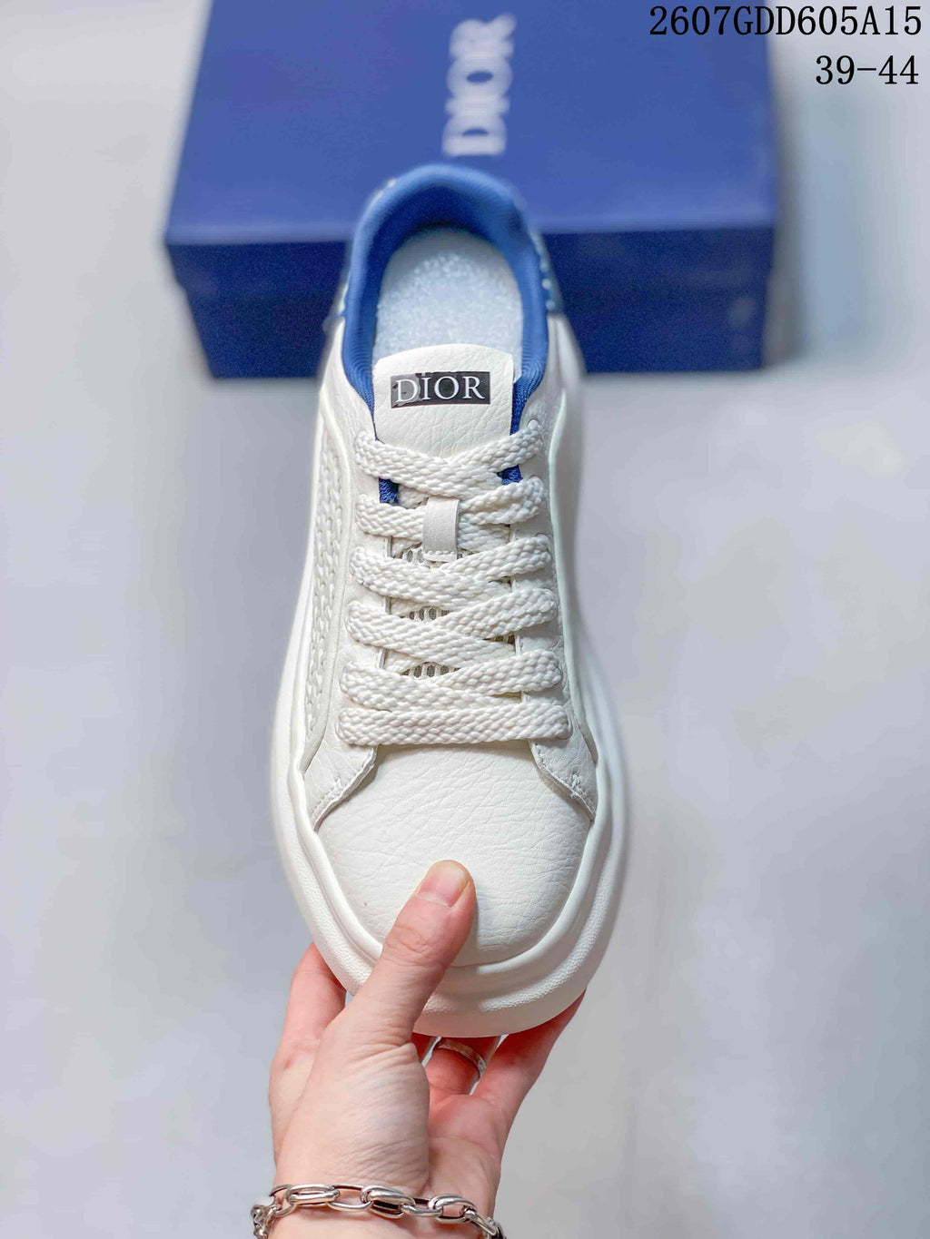 Dior White and Blue Low-Top Sneakers 2607GDD605A15