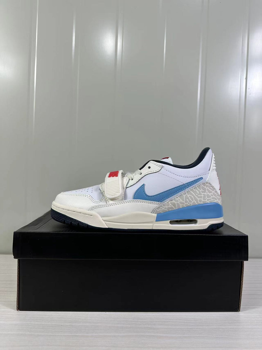 Jordan Legacy 312 Low Summit White Blue Red HM3709-141