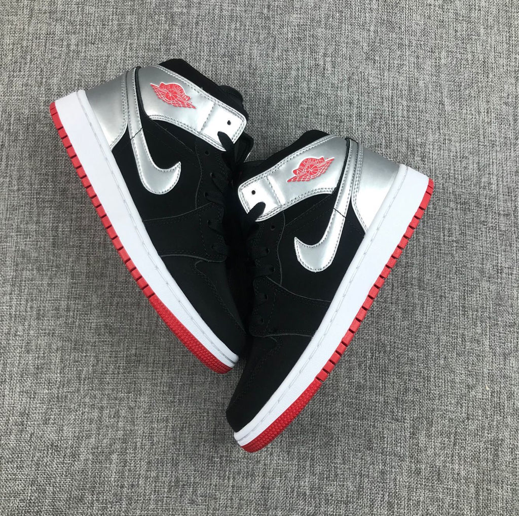 Air Jordan 1 Mid SE GS Black Silver Sneakers 554725-057