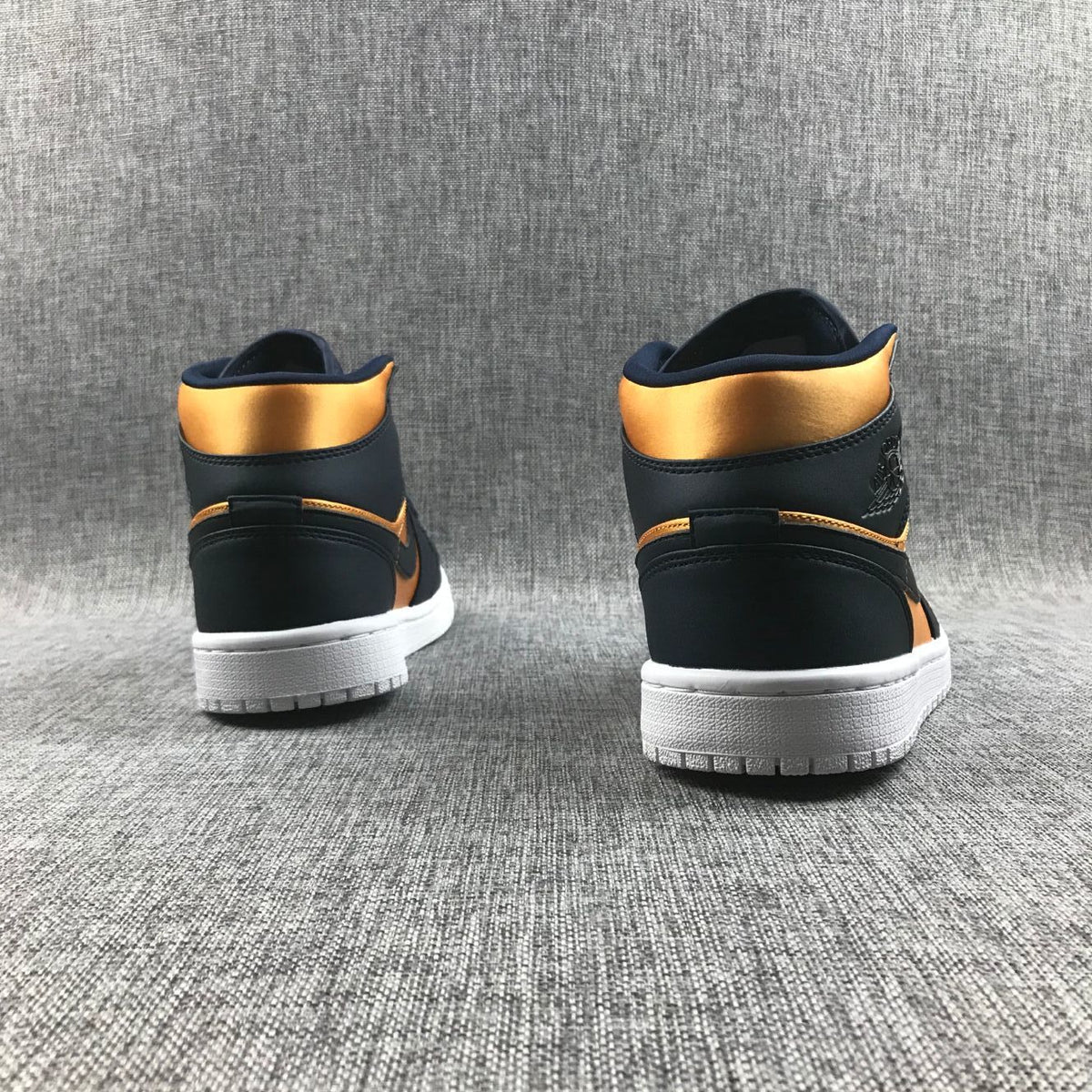 Jordan 1 Mid SE Black Gold Sneakers 852542-401
