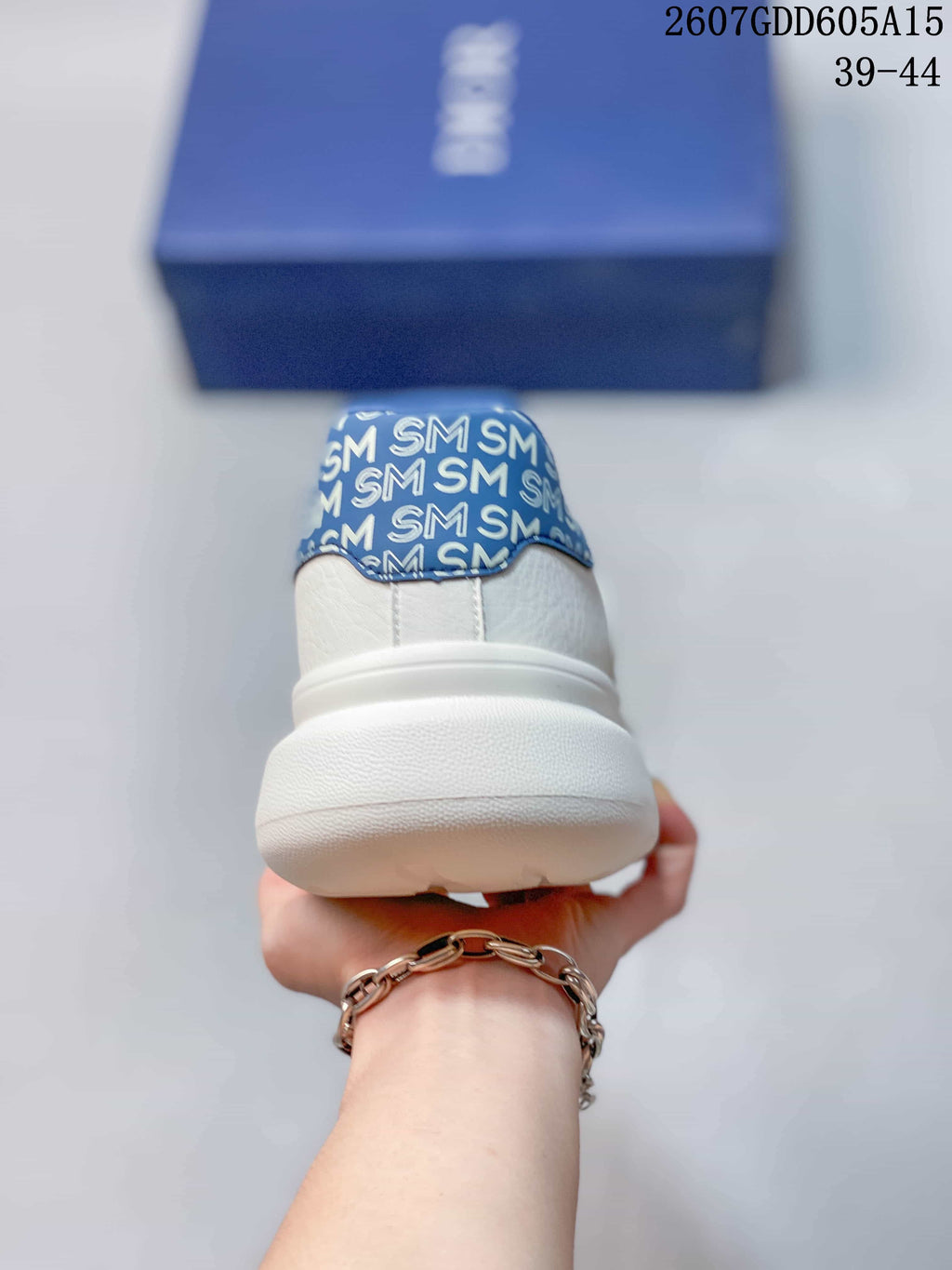 Dior White and Blue Low-Top Sneakers 2607GDD605A15