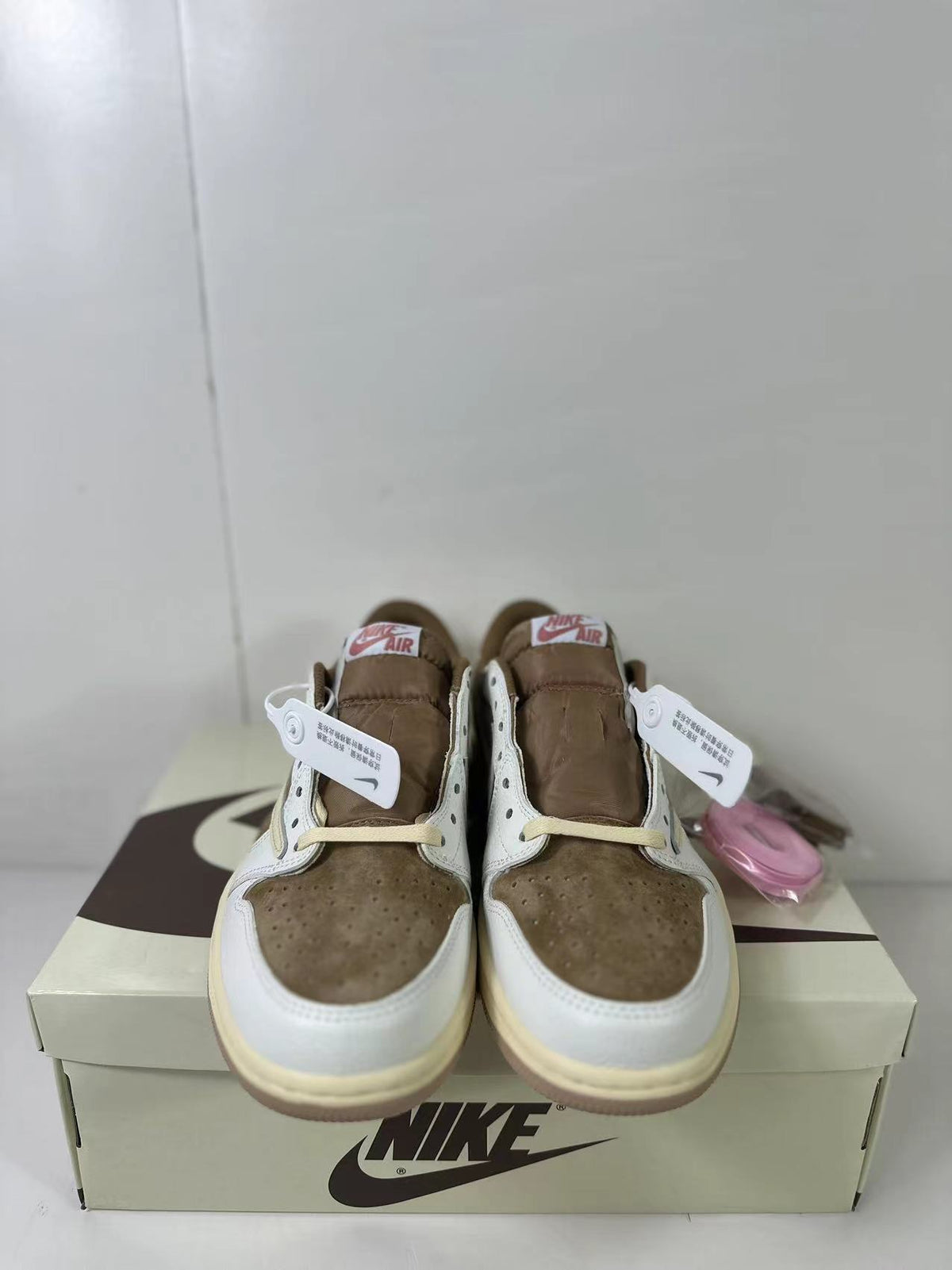 Jordan Travis Scott Air Jordan 1 Low Reverse Mocha Sneakers
