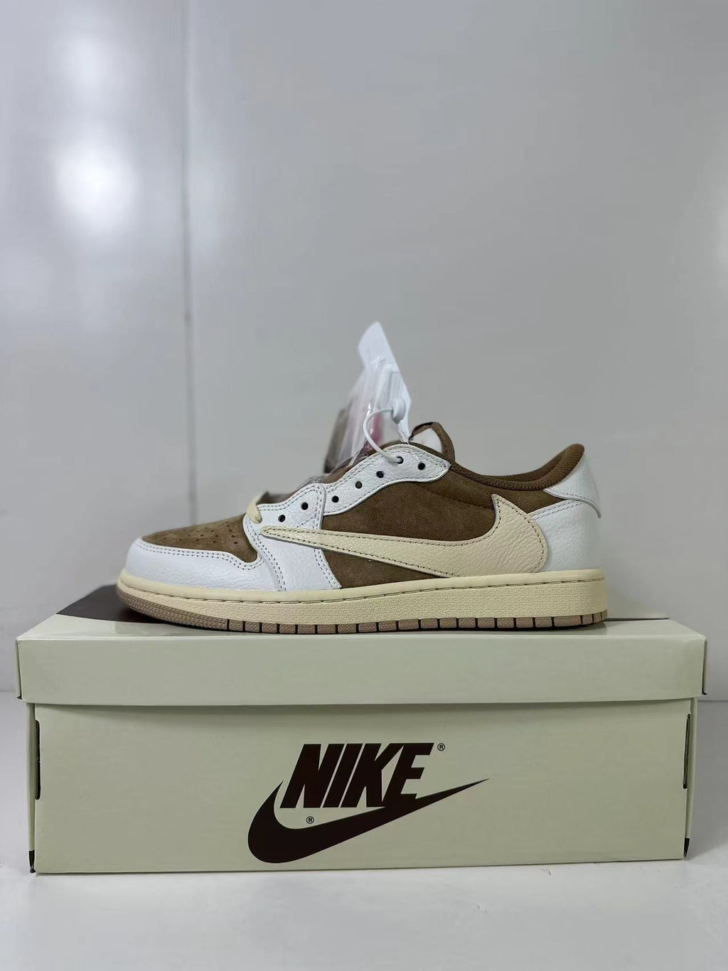 Jordan Travis Scott Air Jordan 1 Low Reverse Mocha Sneakers