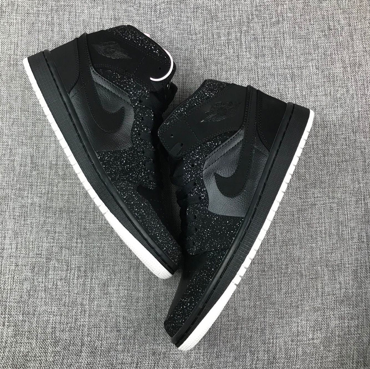 Jordan Air Jordan 1 Mid Black White 554724-001 Sneakers