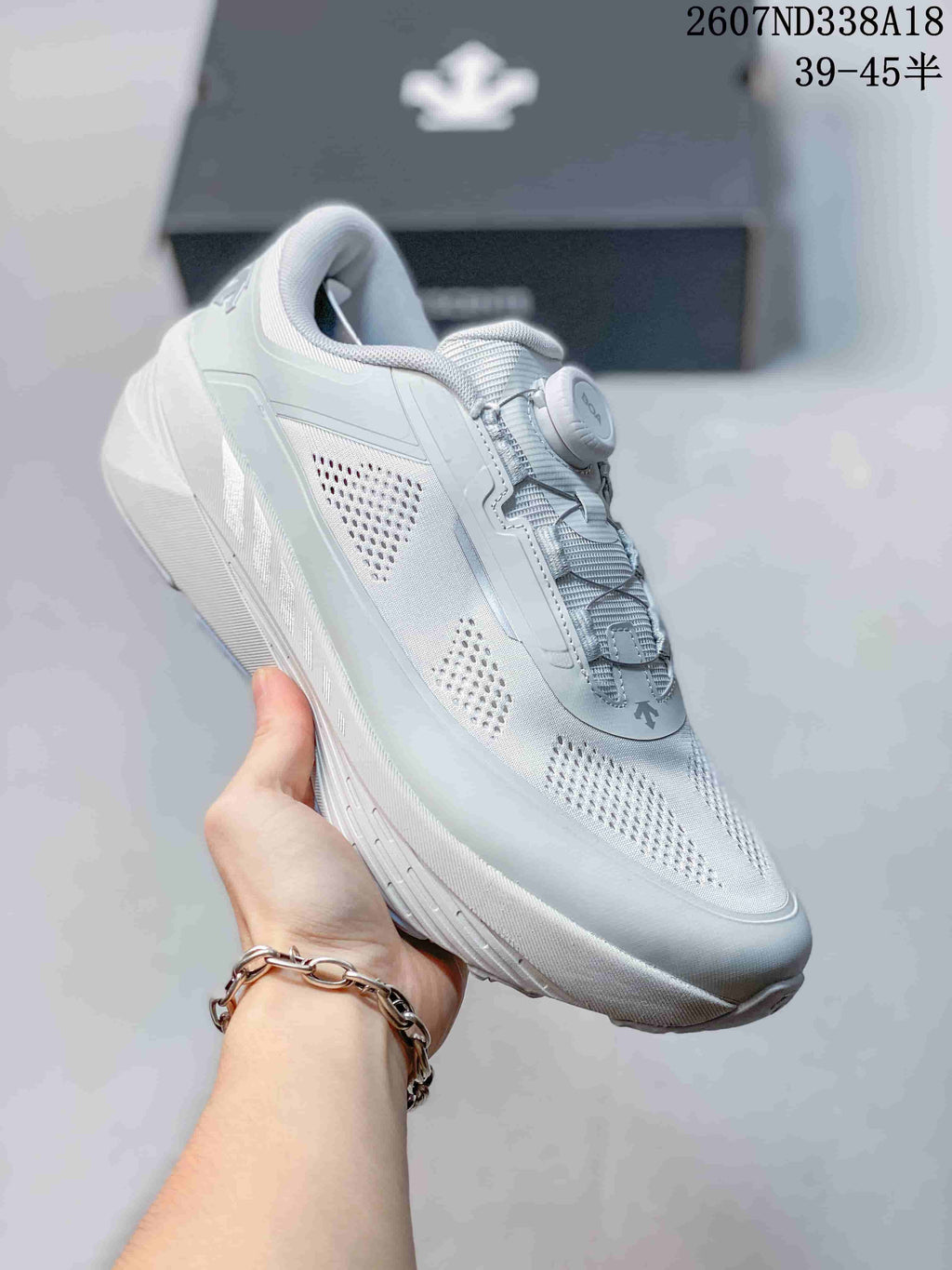 Descente D.F. Wire 3.0 Sneakers in White and Black