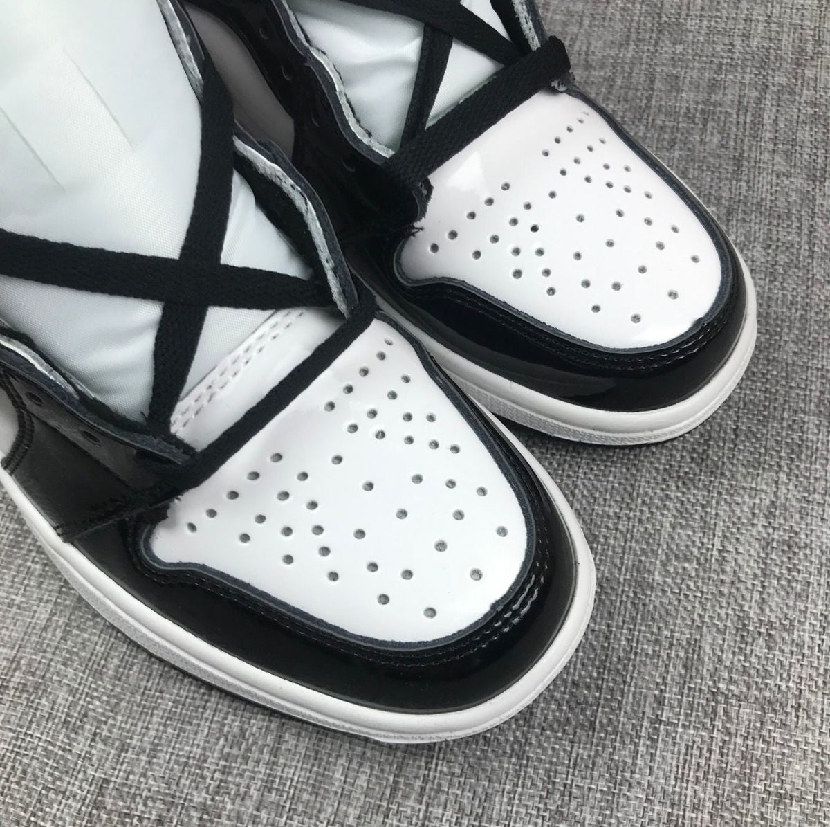 Jordan Air Jordan 1 Mid Sneakers Black White Gold 852542-007