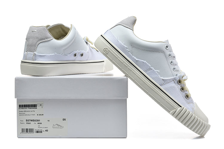 Low-Top White Canvas Sneakers with Contrast Laces