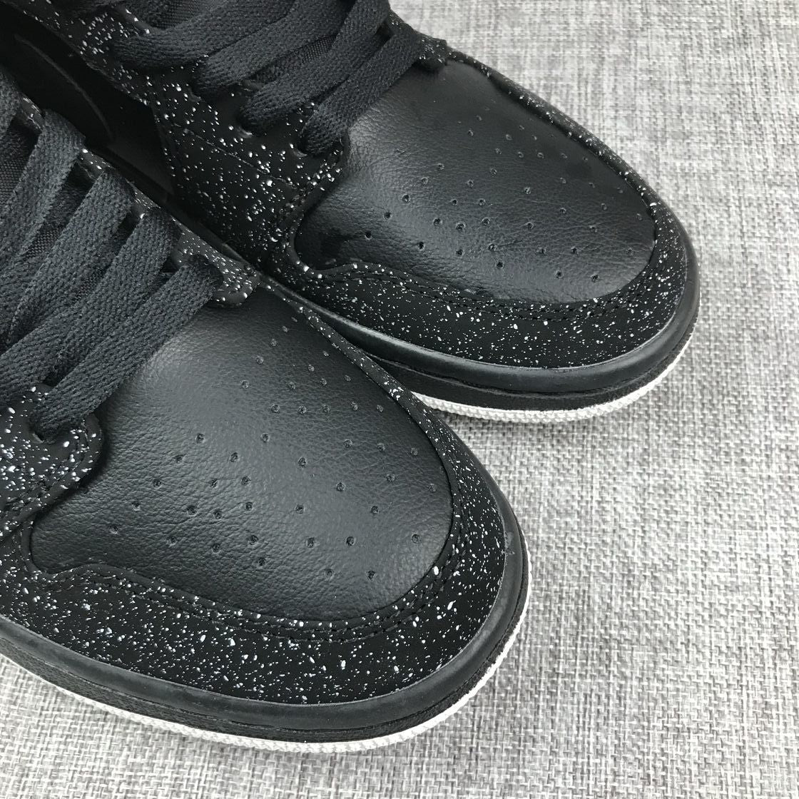 Jordan Air Jordan 1 Mid Black White 554724-001 Sneakers